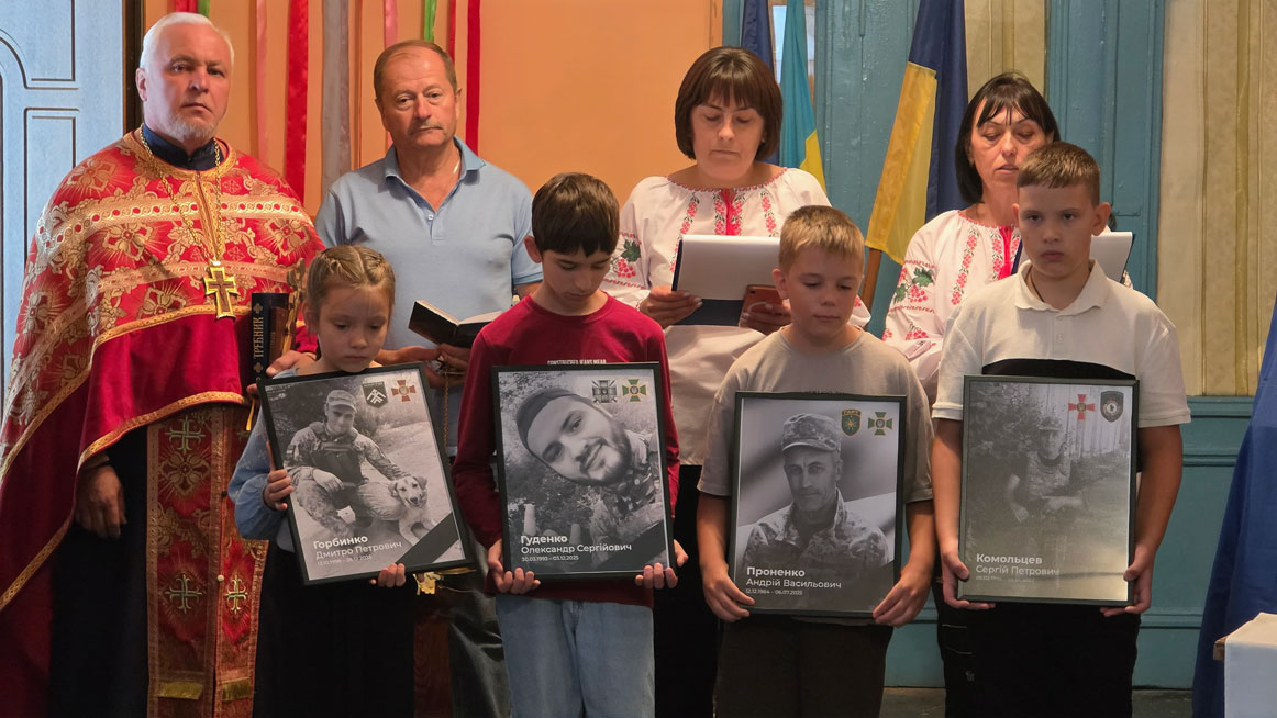 Учасники відкриття простору пошани у селі Товста